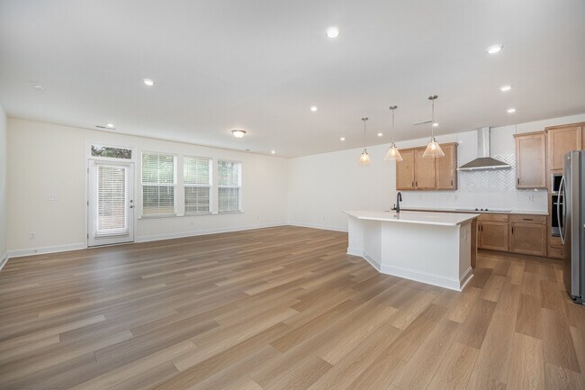 Building Photo - 6101 Mariemont Cir