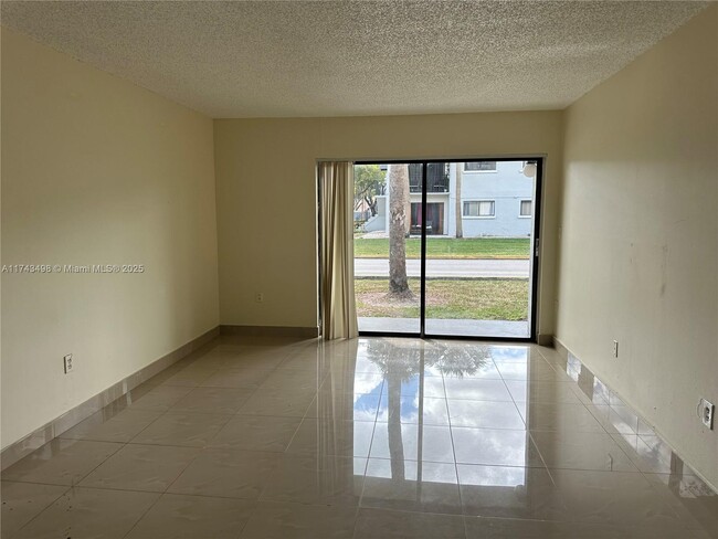 Foto del edificio - 7110 NW 179th St