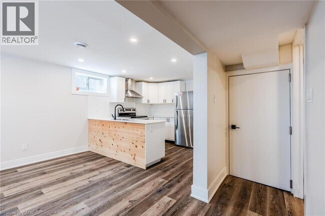 Photo du bâtiment - 16 Ronaldshay Ave