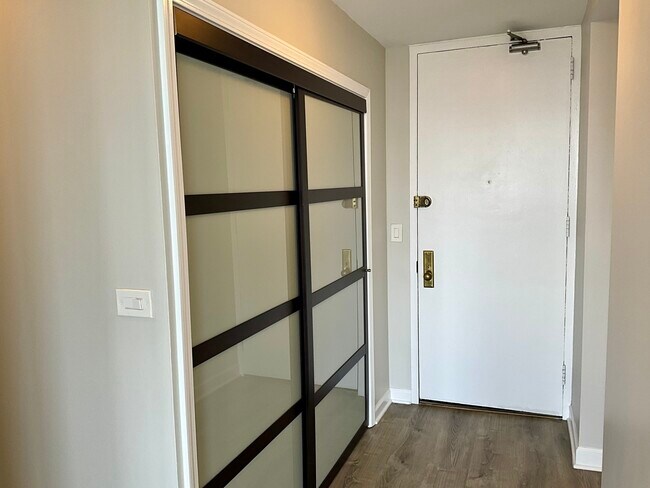 Foto del edificio - 655 W Irving Park Rd