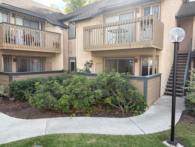 Building Photo - Ground level Lake Forest 2 Bedroom condo w...