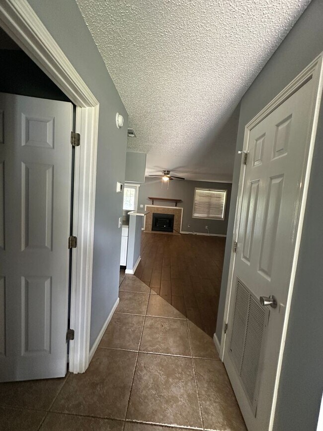 Building Photo - Briarwood West!  End Unit!