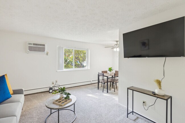 Foto del edificio - 5556 Broadview Rd
