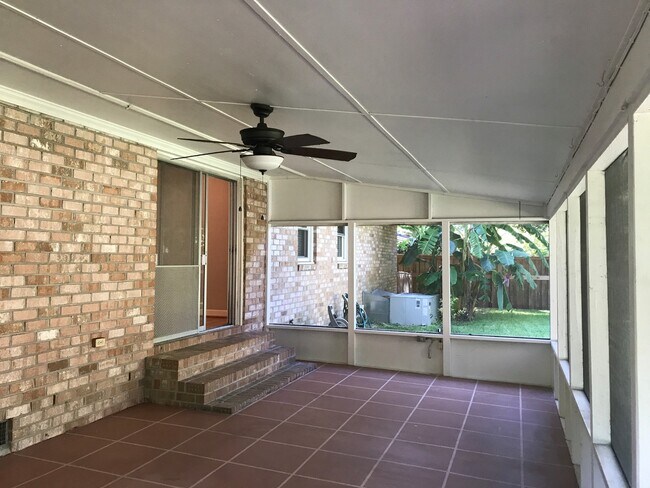 Foto del edificio - Spacious James Island Ranch with Screened ...