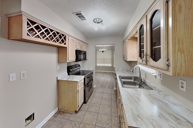 Building Photo - 1633 Dexter Ln