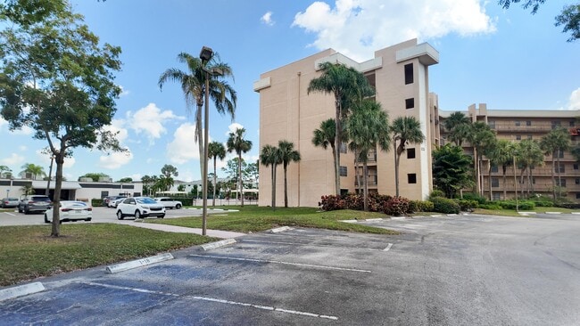 Foto del edificio - 4640 Lucerne Lakes Blvd W