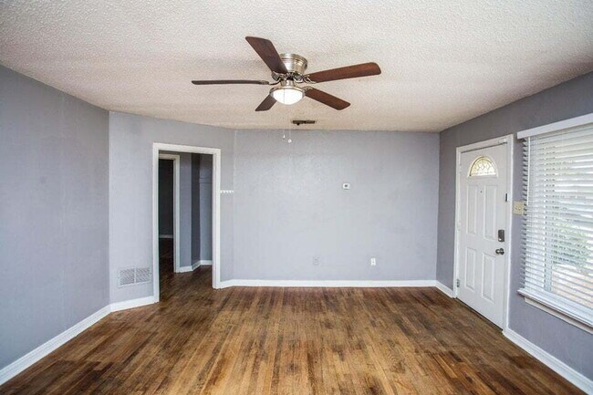 Foto del edificio - Charming 2/1 with Large Backyard!