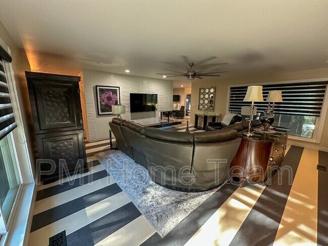 Foto del edificio - 1543 Oakcrest Dr