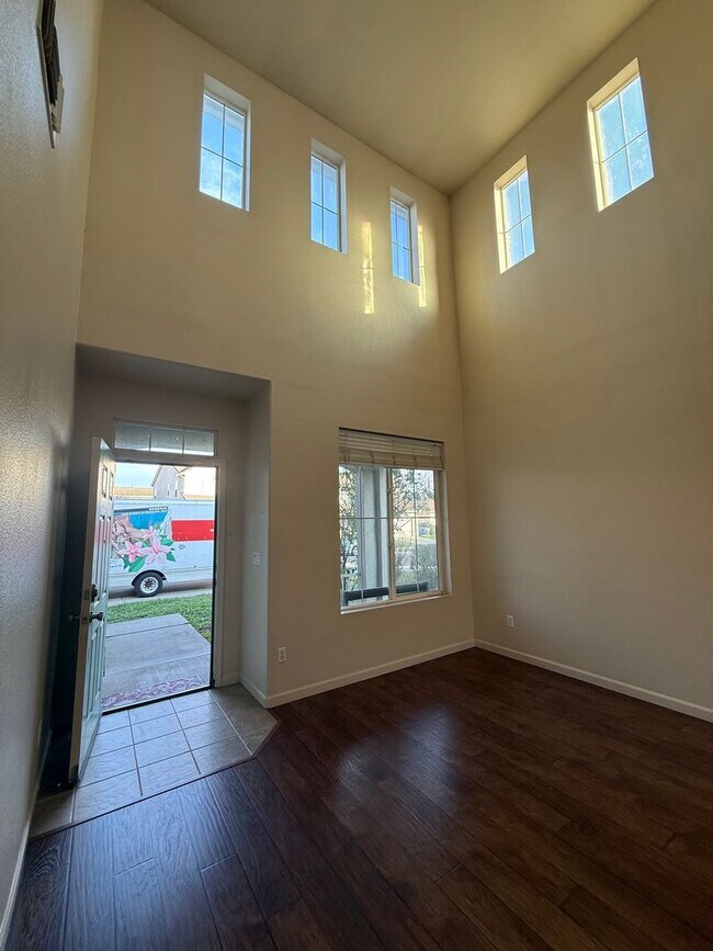 Building Photo - Nice Home with great floorplan