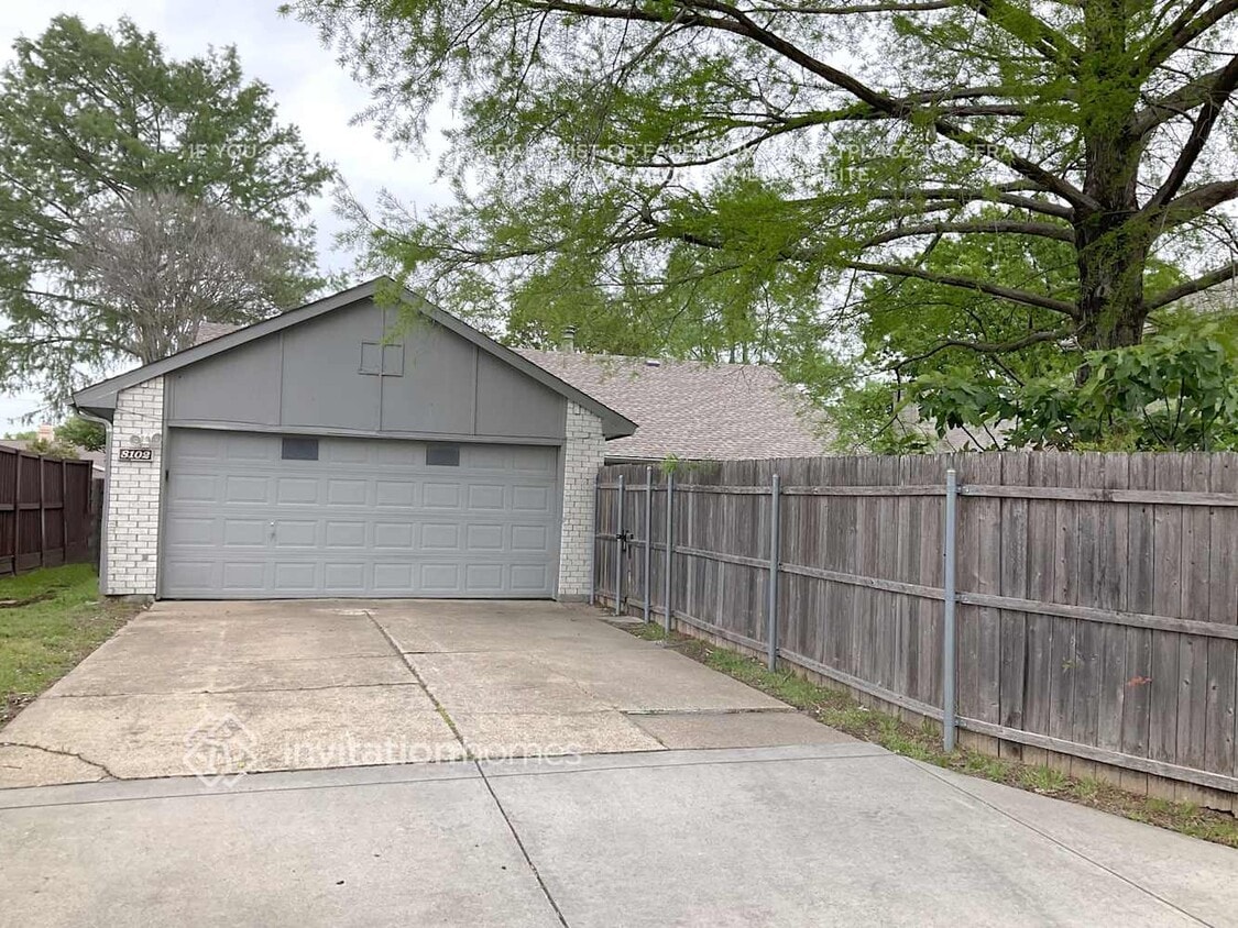 Building Photo - 8102 Kensington Dr