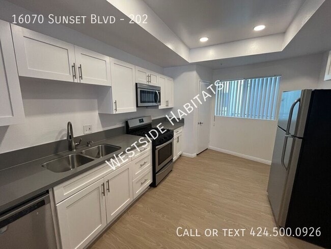 Foto del edificio - 16070 W Sunset Blvd