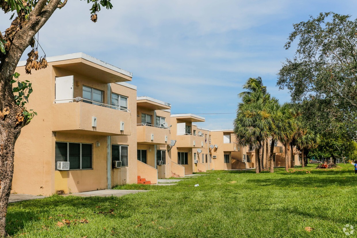 Primary Photo - 2099 NW 23rd St