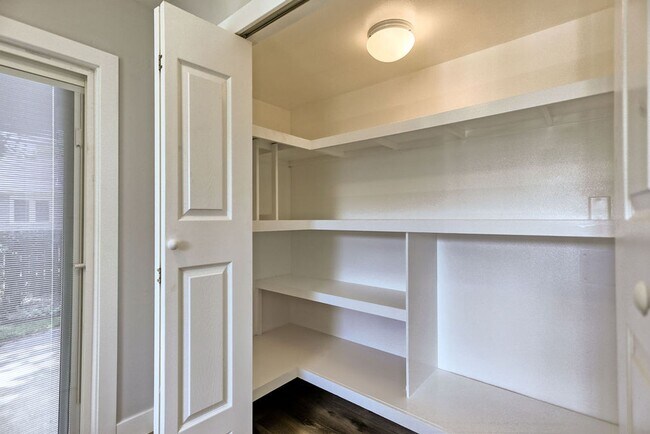 Building Photo - Inviting 3-Bedroom, 2-Bathroom Home in Des...