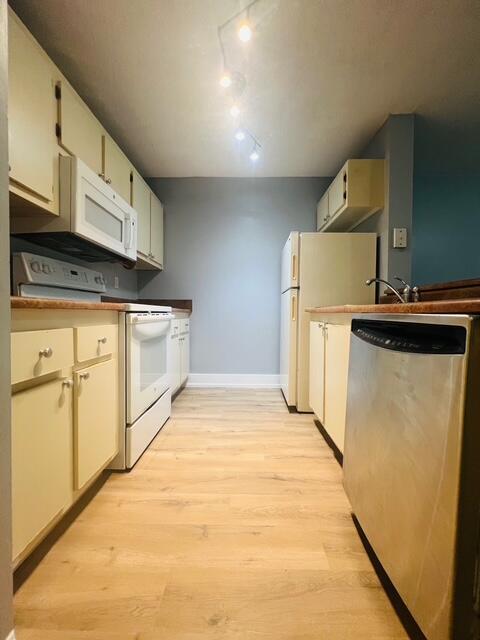Foto del edificio - 1535 Meadows Cir W