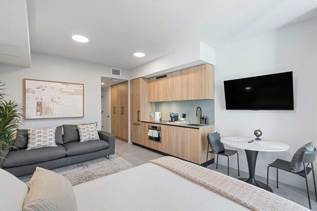 Building Photo - 121 NE 5th St