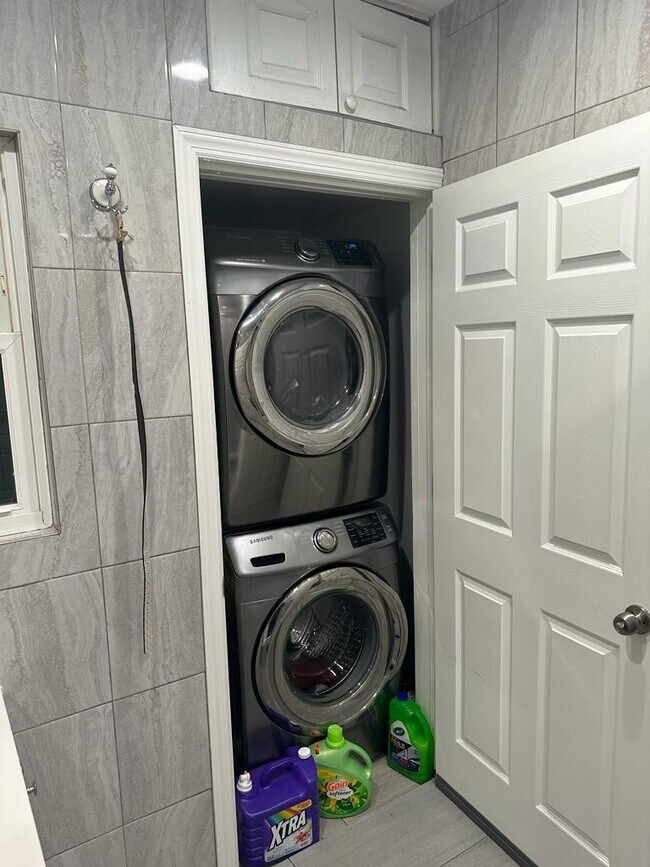 Foto del edificio - 102 W 3rd St