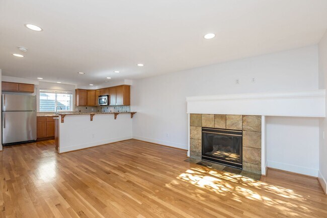 Building Photo - Charming 3 Bed Townhouse in Seattle