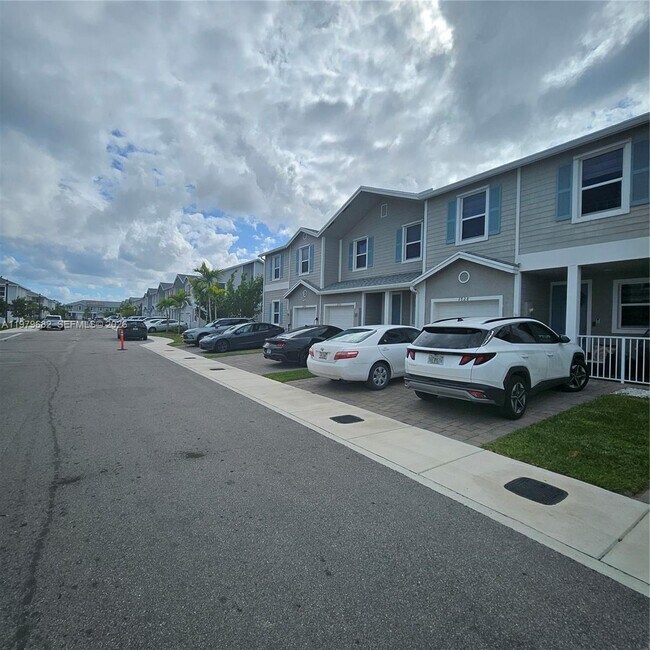 Building Photo - 1720 SE 9th Ave