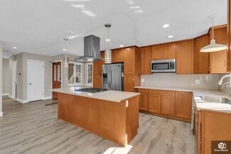 Building Photo - 402 Marylinn Dr