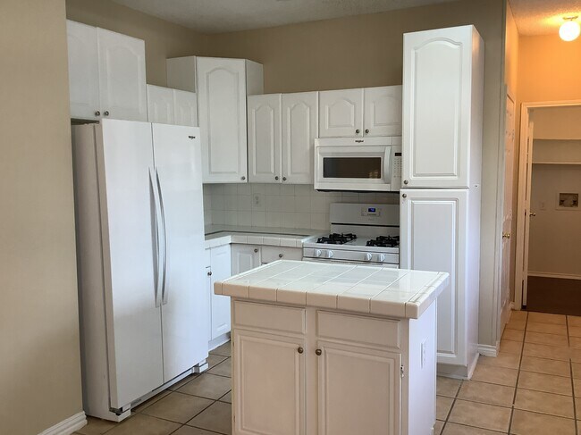 Building Photo - 1213 Calvert Dr