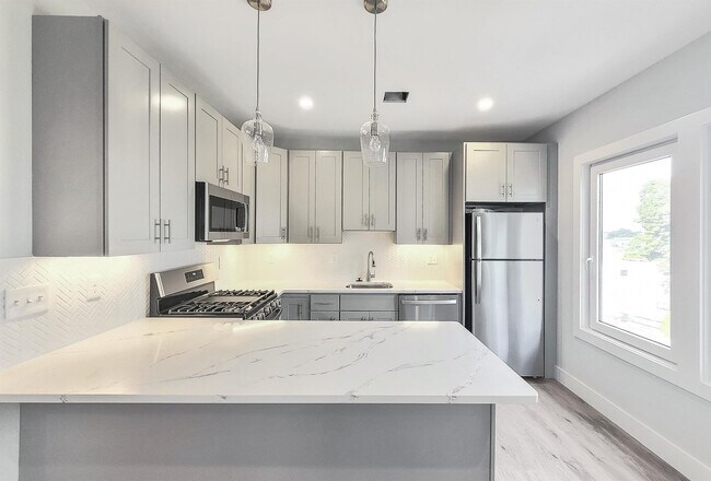 Foto del edificio - Giant 3 Bed in Roxbury for September 1st - Washer and Dryer in Unit