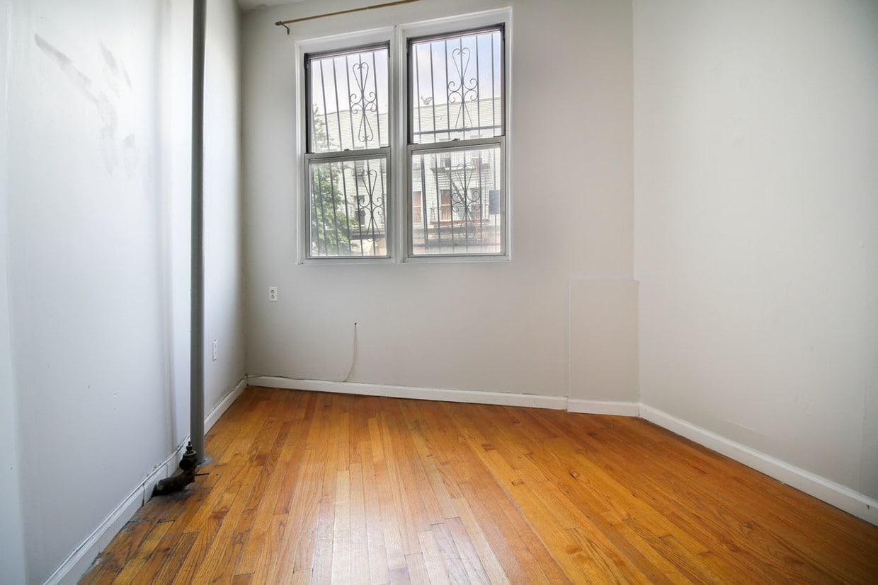Primary Photo - 1044 Flushing Ave