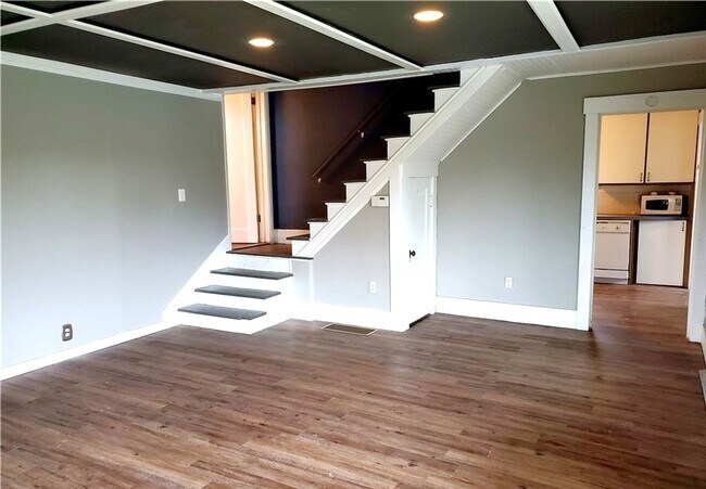 Building Photo - Charming 1 1/2 story, 2bed/1ba South Tacom...