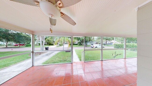 Building Photo - Charming 2 Bedroom/ 1 Bathroom Home with D...