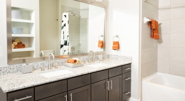 Foto del edificio - 330 E Las Colinas Blvd