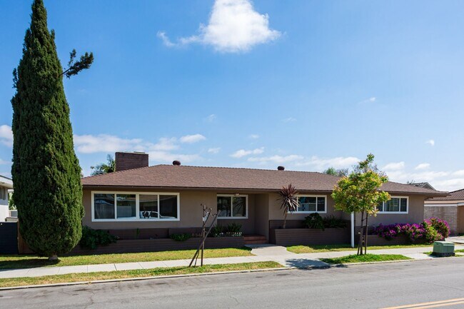 Building Photo - Talmadge Charmer!