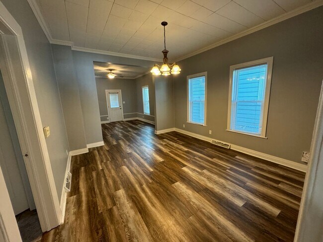 Building Photo - Rent Ready 3 Bedroom 2 Bathroom in Moline