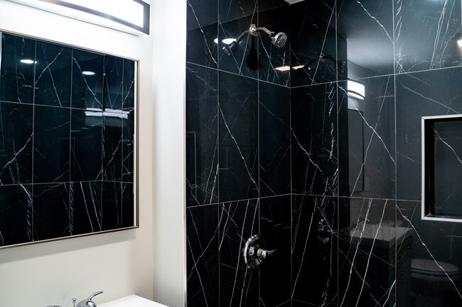 4-3B Shower - Kenmore Apartments