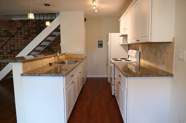 Building Photo - 2 bed/1 bath condo. 1 carport parking + ad...