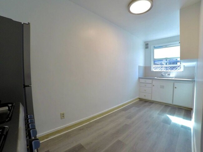 Building Photo - 1 Month Free! Remodeled & Sunny Studio wit...