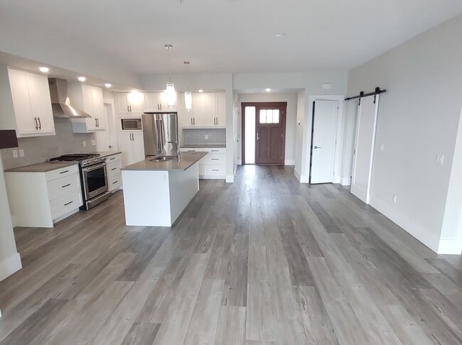 Building Photo - 4000-4000 Redstone Cres