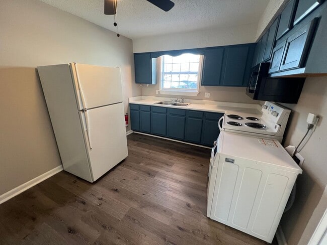Building Photo - Reduced Pricing!