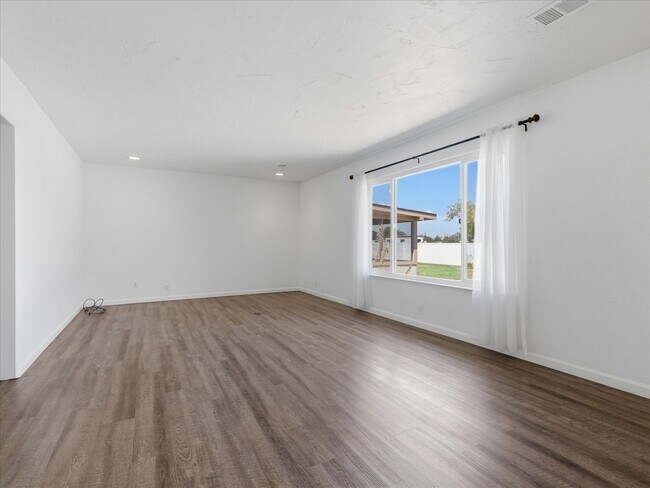 Foto del edificio - 4 Bedroom Home for Rent in Sanger | Sierra Views | 2,140± Sq. Ft. | Lawn Care Included