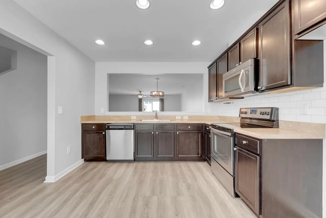 Building Photo - 3-Bedroom Townhome in Highland Creek – Ava...