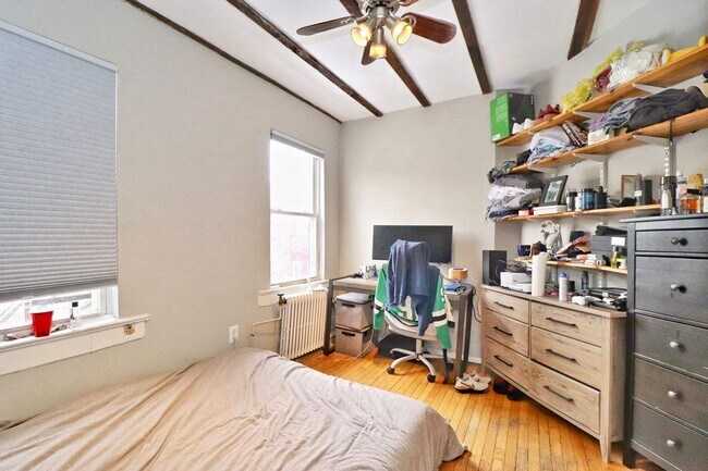 Building Photo - 352 Varick St