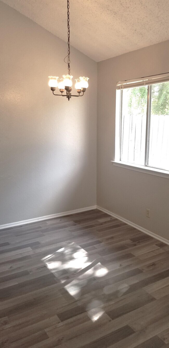 Foto del edificio - 1109 Wales Dr