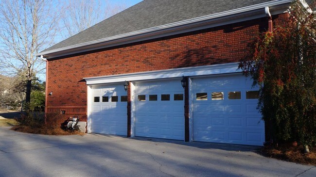 Foto del edificio - 24 Westchester Dr