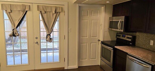 Foto del edificio - 8811 Dawnridge Cir