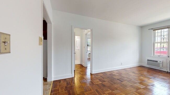 Foto del edificio - MacArthur Park One Bedroom W/Off Street Pa...