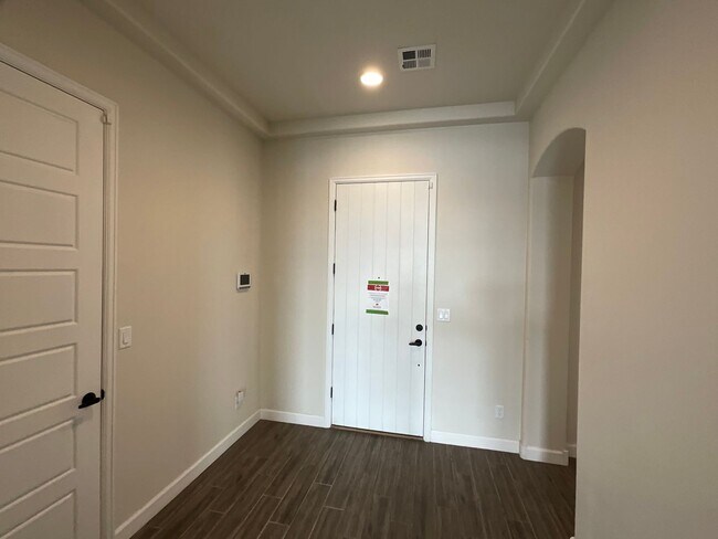 Foto del edificio - 3 Bedroom Single Story Home Available Near...