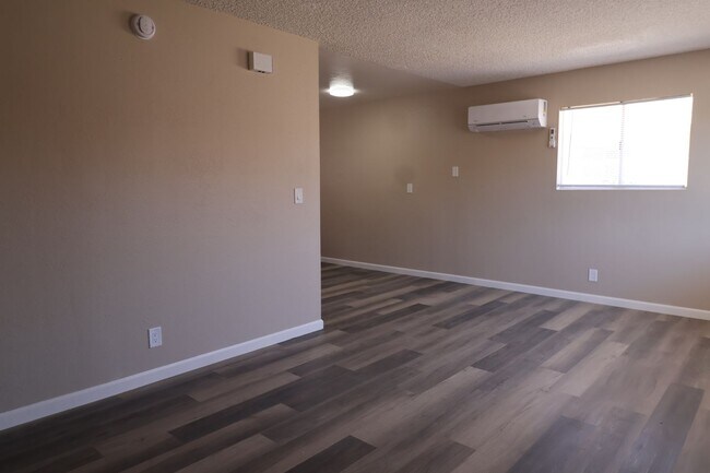 Foto del edificio - 430 W Moyer Ave