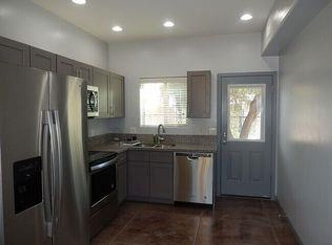 Building Photo - Beautiful Single family home on Flower