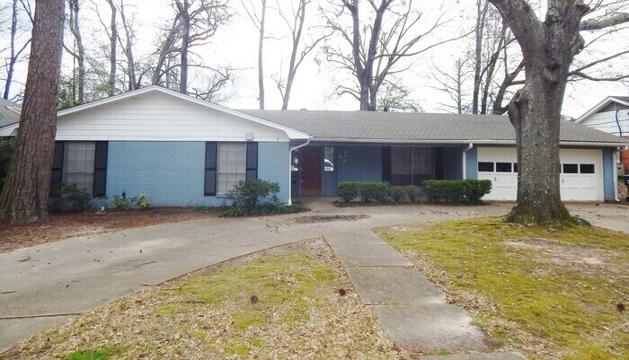 Foto principal - Spacious 3 Bedroom Home w/Fenced Yard!