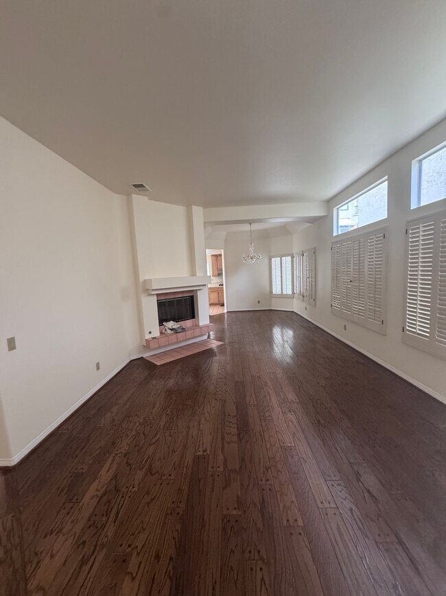 Building Photo - Spacious La Jolla Home in Gated Community