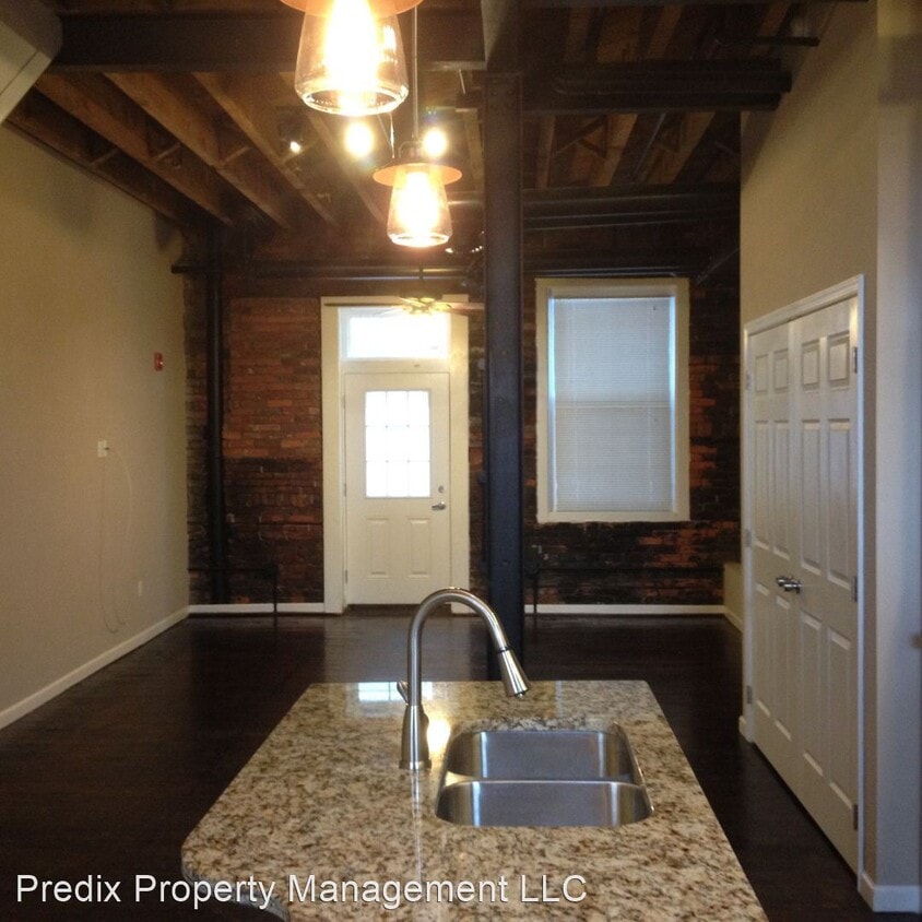 Primary Photo - 1320 W Market St