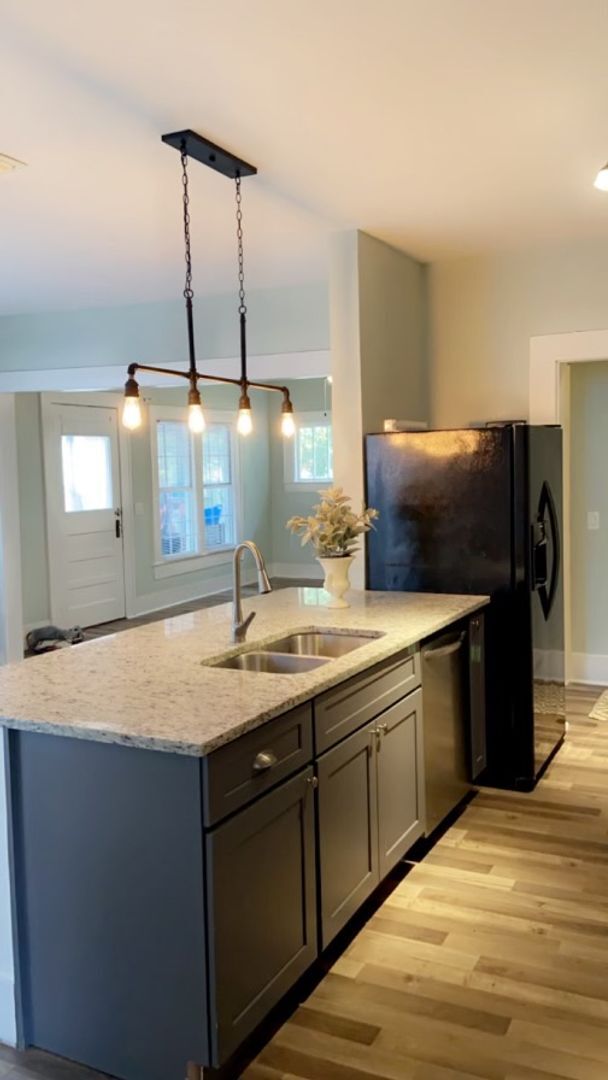Building Photo - Cute, remodeled 2 Bedroom, 1 Bathroom home...